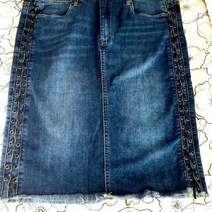 Sexy little jean skirt with rivet ribbon woven skirt!